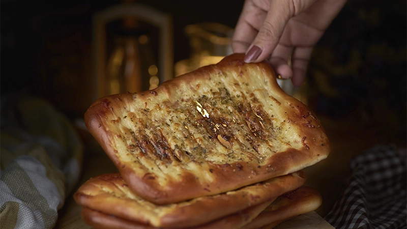 800x450_stacking-of-spicy-naan-bread-on-table