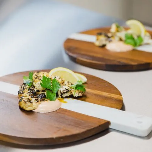 Biftecks de chou-fleur grillés avec crème au