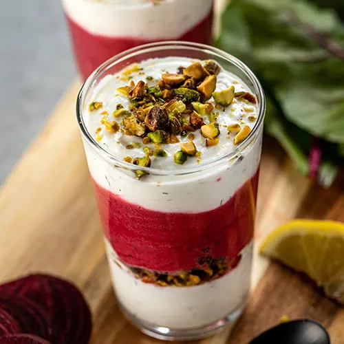 Parfait au yogourt avec betteraves grillées et