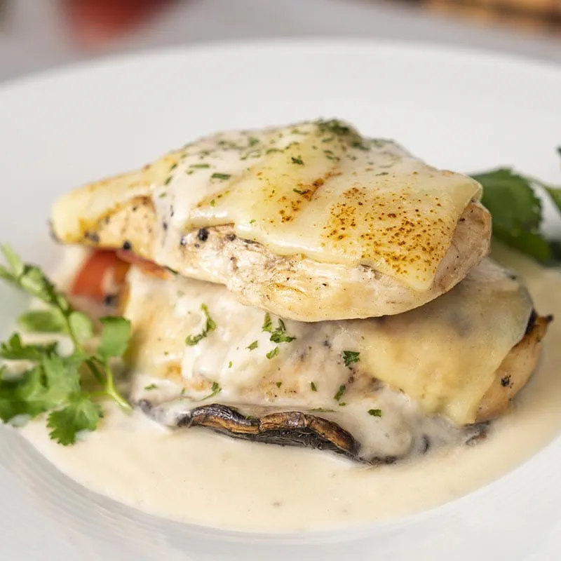 Poulet grillé et champignons portobello étagés