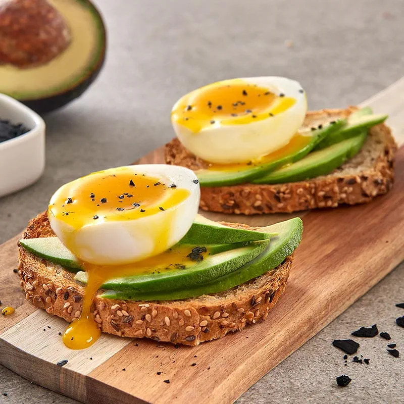 Bruschetta di pane integrale con avocado, uovo barzotto e sale nero di cipro