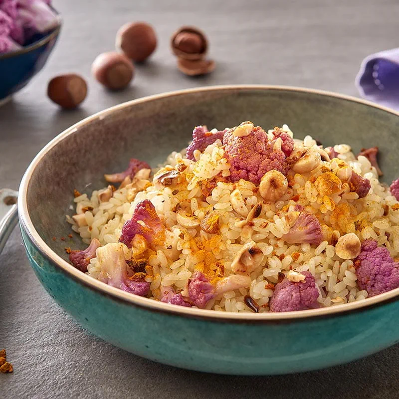 INSALATA DI RISO TIEPIDA ALLA CURCUMA CON CAVOLO VIOLA E NOCCIOLE