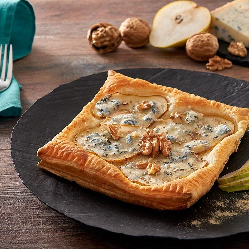 Quiche di zola, pere e noci con pepe bianco