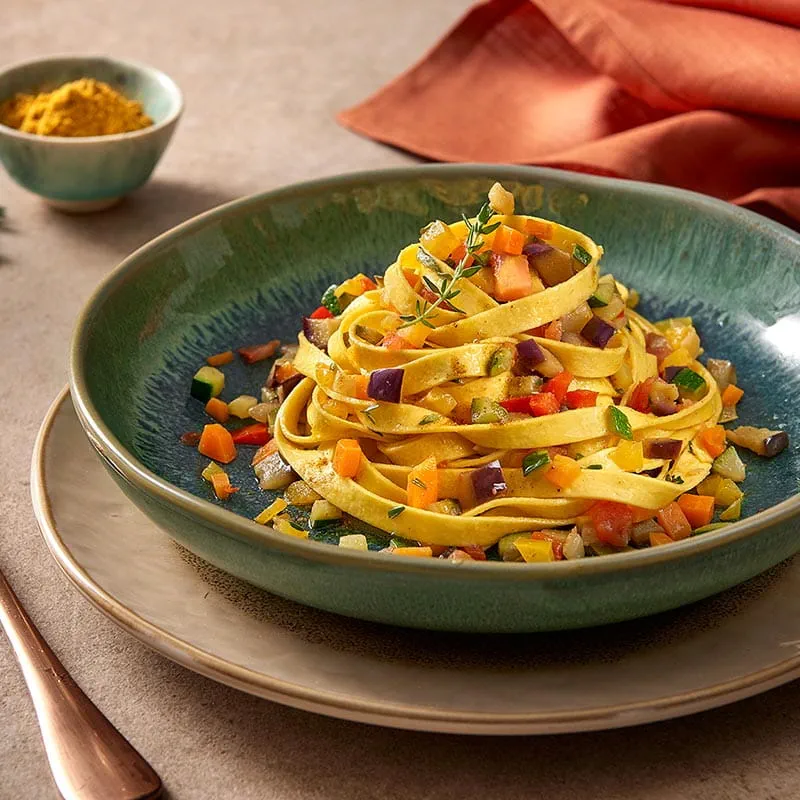Tagliatelle con ragù di verdure e curry delicato