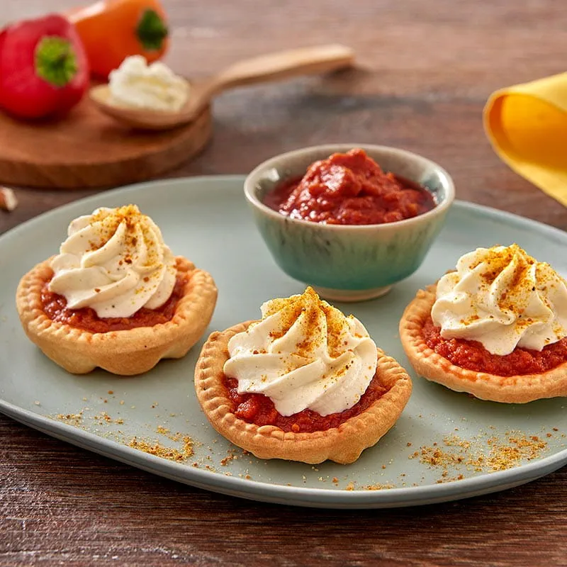 Barchette con mousse di caprino, salsa di peperoni e sale integrale e curcuma