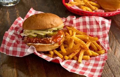 caramelised-nashville-cauliflower-burger