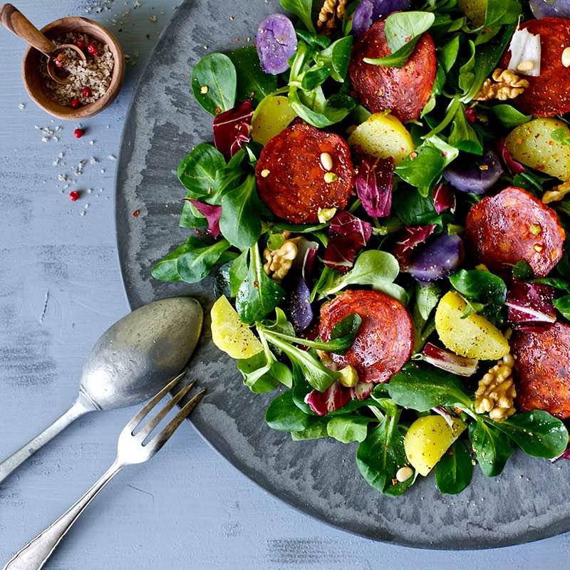 Salată cu chorizo, cartofi dulci și ciuperci