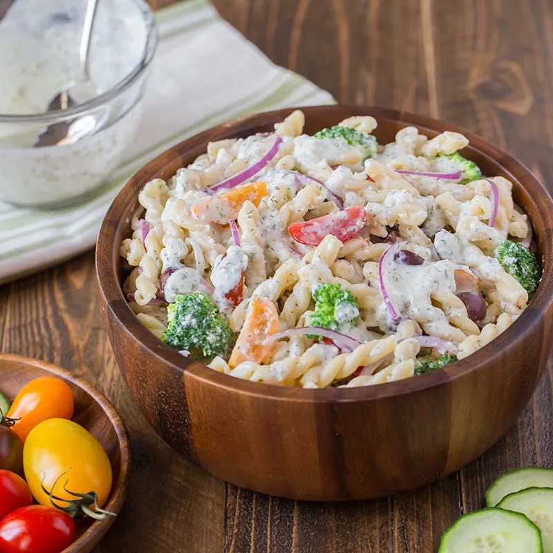Salată grecească cu paste și dressing de iaurt