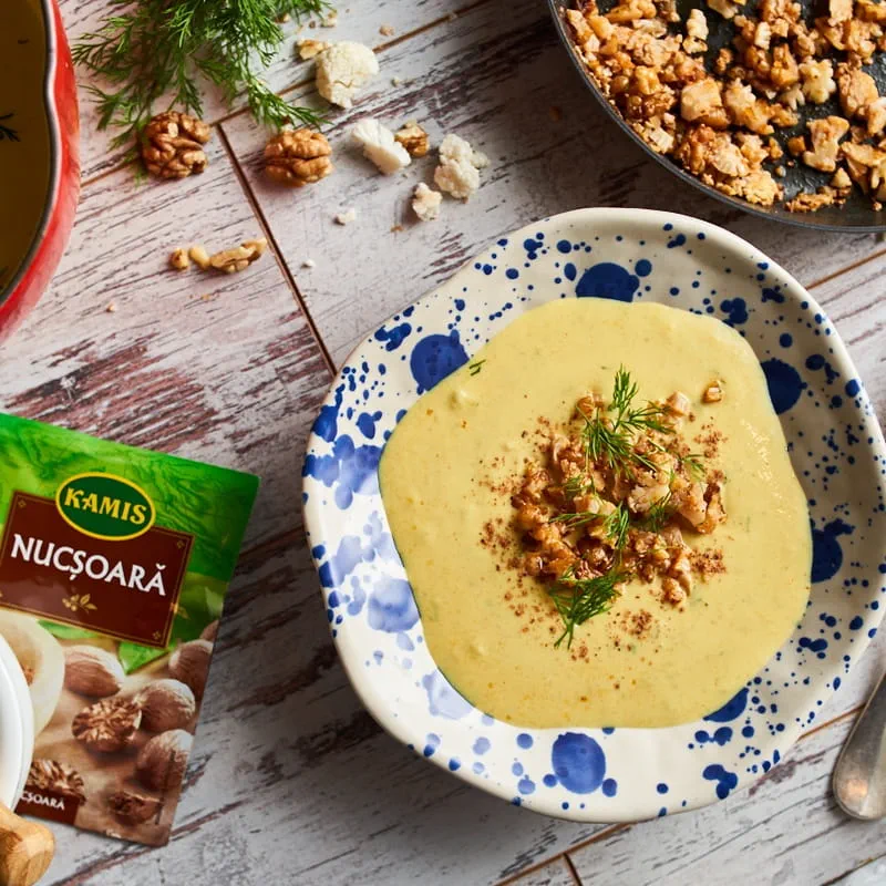 Supă de conopidă cu topping crocant