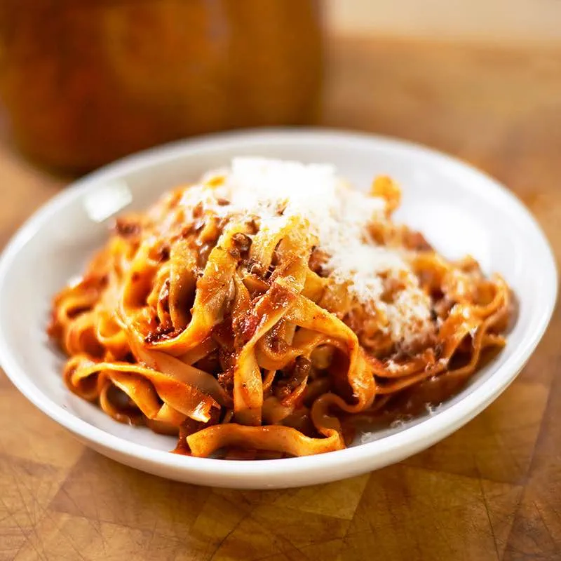 Tagliatelle bolognese cu chili și cimbrișor