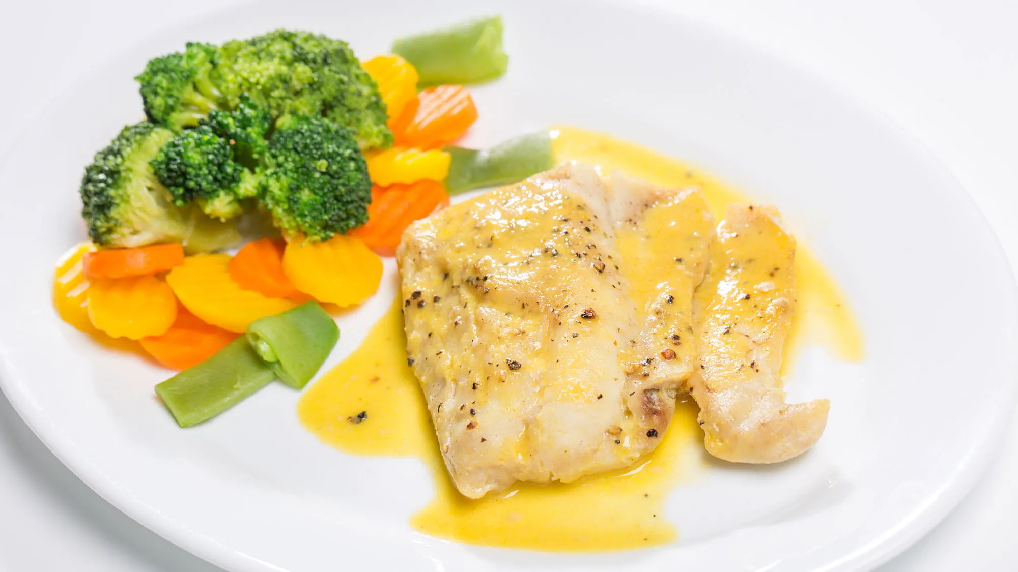 Bacalhau com Molho de Cenoura, Coco e Gengibre