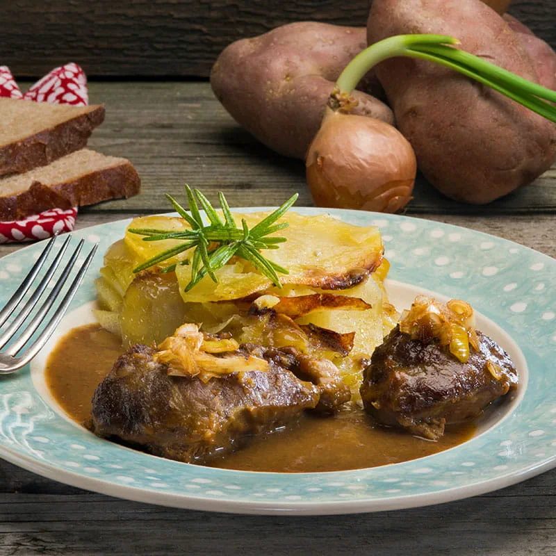 Bochechas de Porco Confitadas com Puré de Castanhas