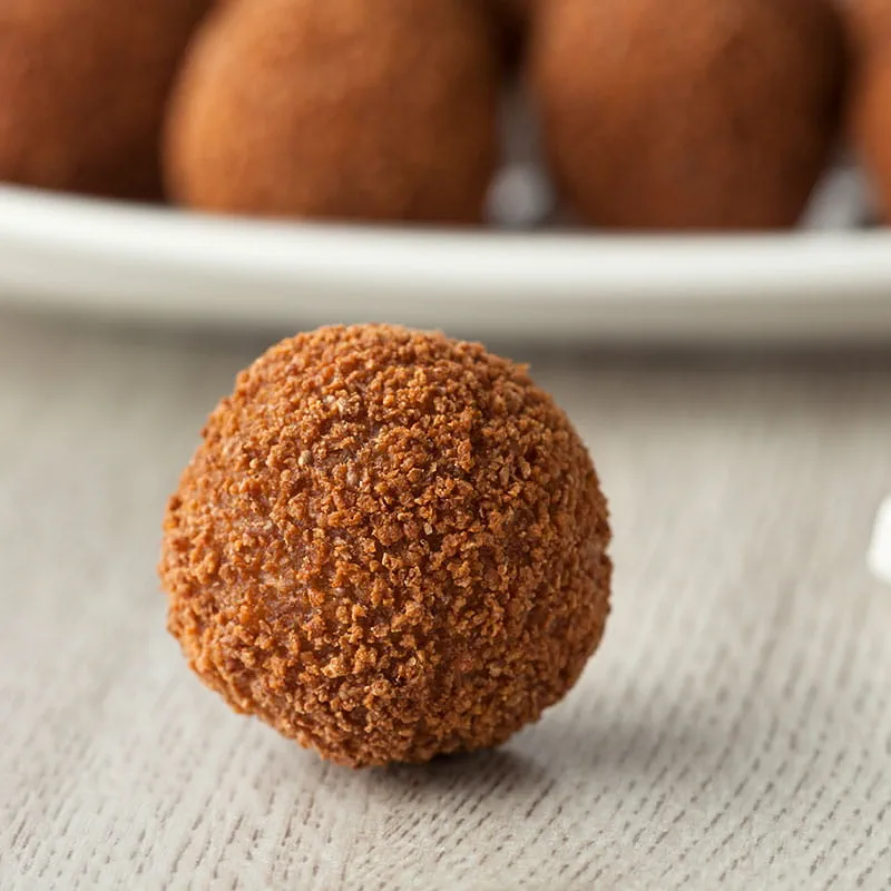 Bolinhos de Camarão com Crocante de Pão Fresco e Ervas Aromáticas