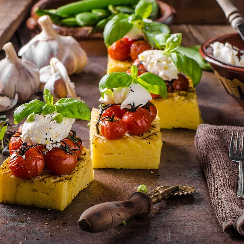 Canapés de Polenta Grelhada com Tomate