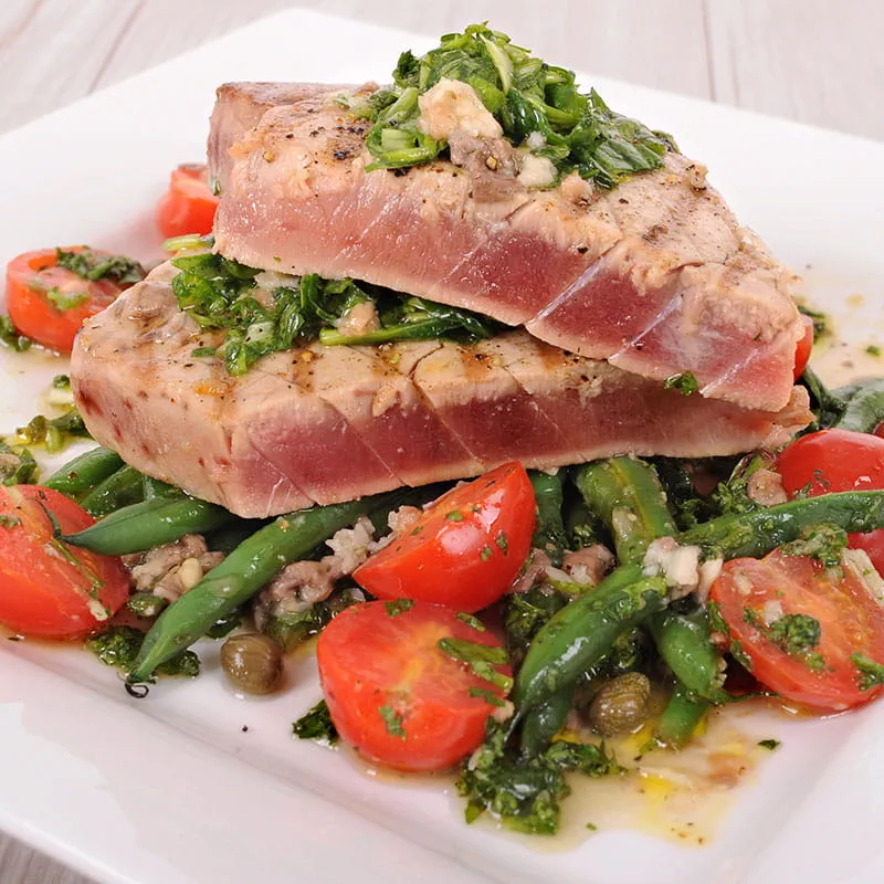 Feijões Soja e Salada Piripiri cobertas com Atum Tostado