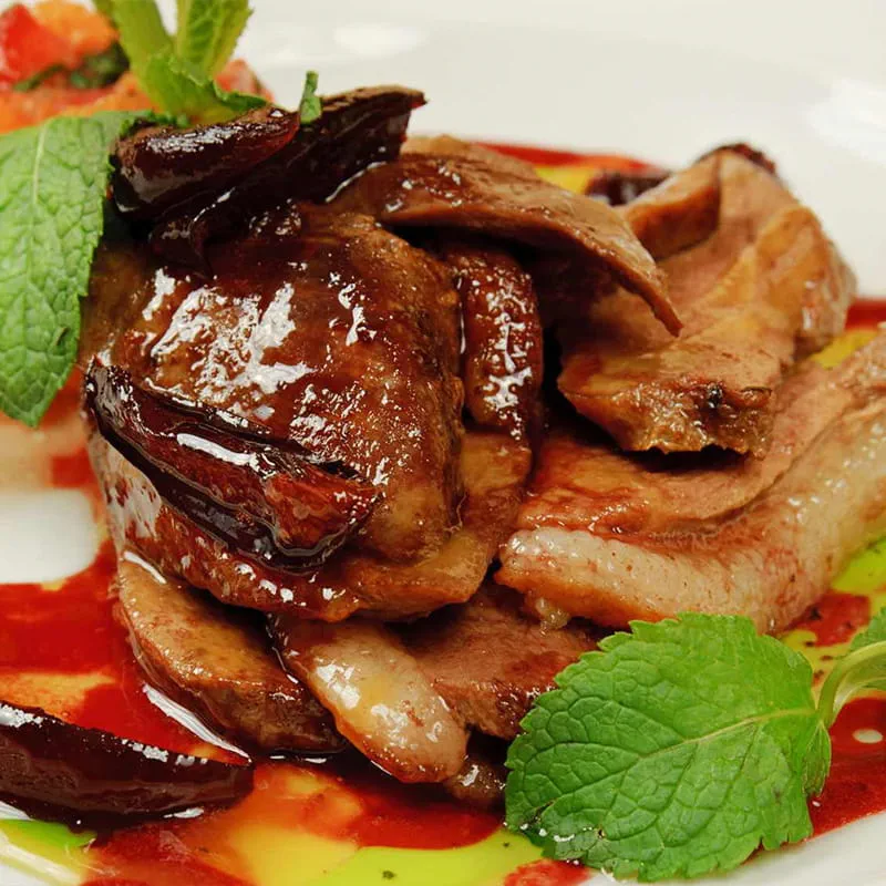 Peito de Pato Estaladiço com Molho de Ameixa e Anis-estrelado