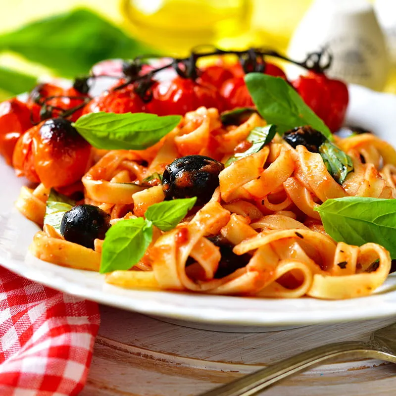 Massa com Molho de Tomate, Alho e Azeitonas