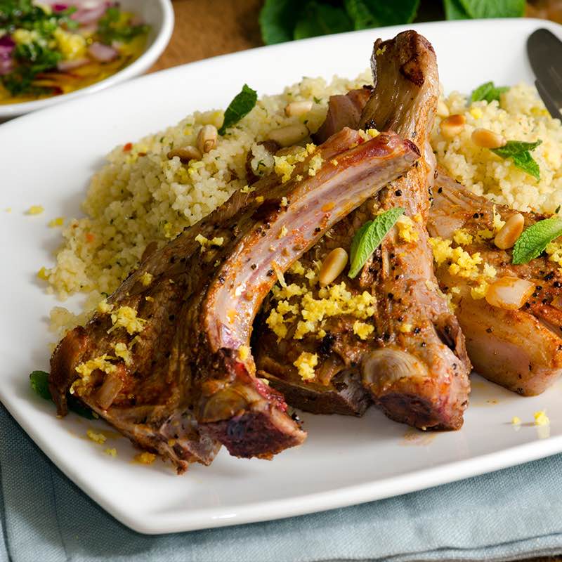 Borrego na Frigideira com Cuscuz & Chutney de Tomate e Açafrão das Índias