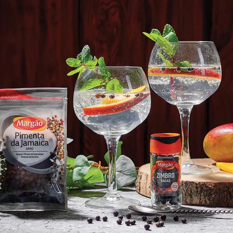 GIN COM MANGA, PIMENTA DA JAMAICA E ZIMBRO
