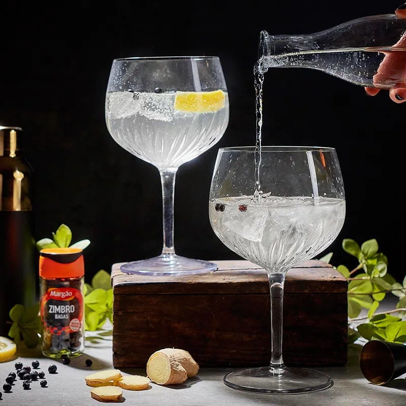 GIN COM LIMÃO, GENGIBRE E ZIMBRO