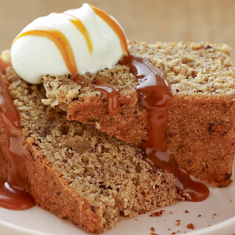 Bolo de Tâmaras com molho de Caramelo e Chantilly de Baunilha