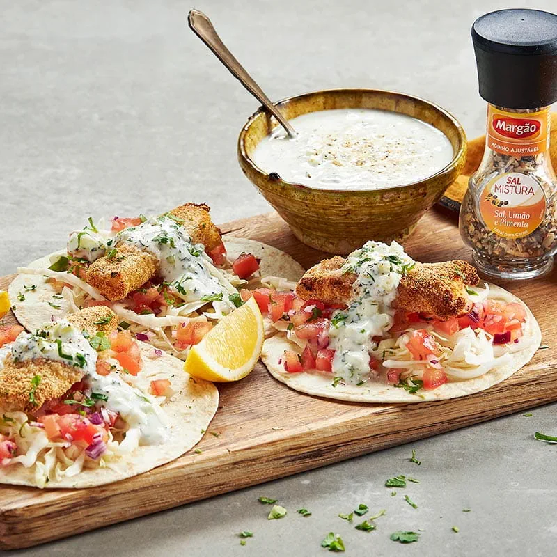 TACOS DE PEIXE COM MOLHO DE IOGURTE
