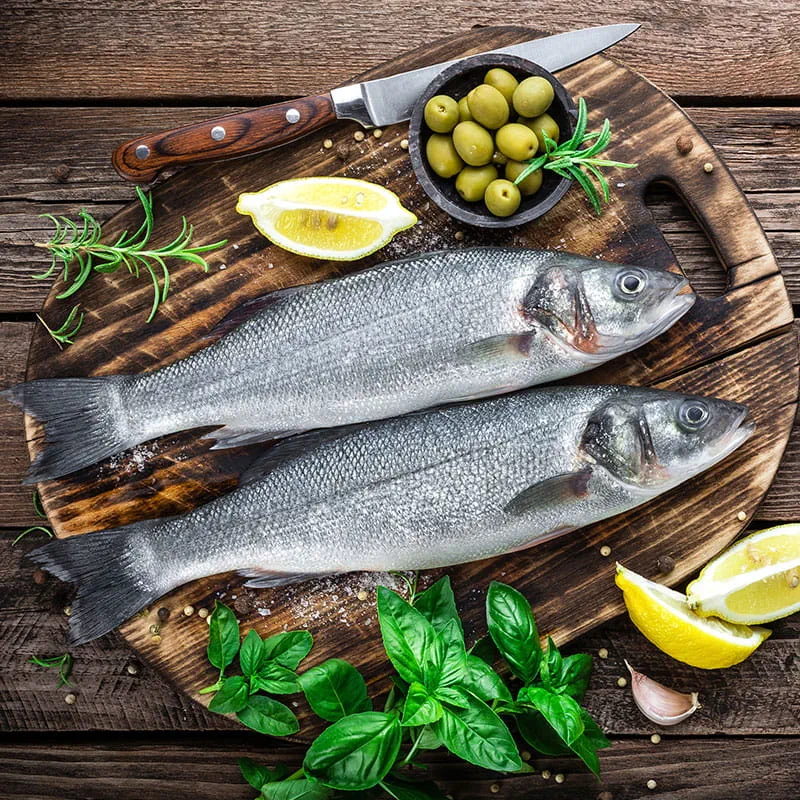 Tranche de Robalo Corado com Favinhas Salteadas e Molho de Tomate