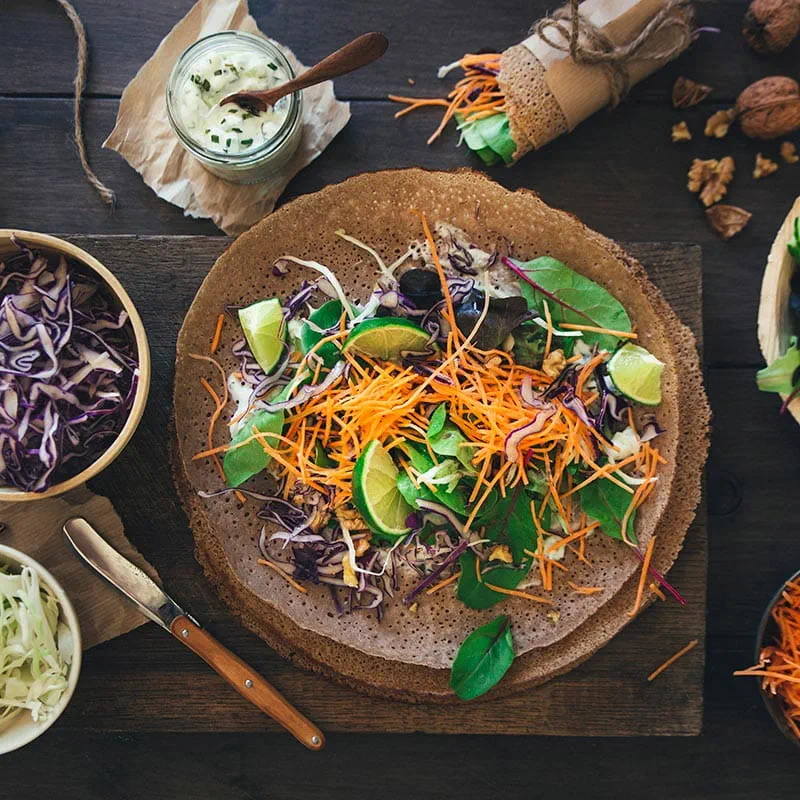 Wraps de trigo-sarraceno, queijo de cabra e legumes crus