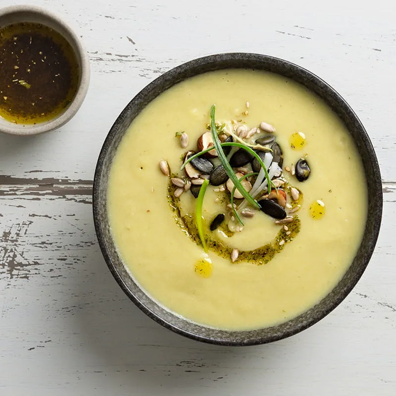 Cremige Blumenkohlsuppe mit Kräuteröl