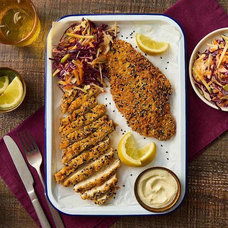 Escalopes de poulet à la chapelure à l’ail et salade de chou