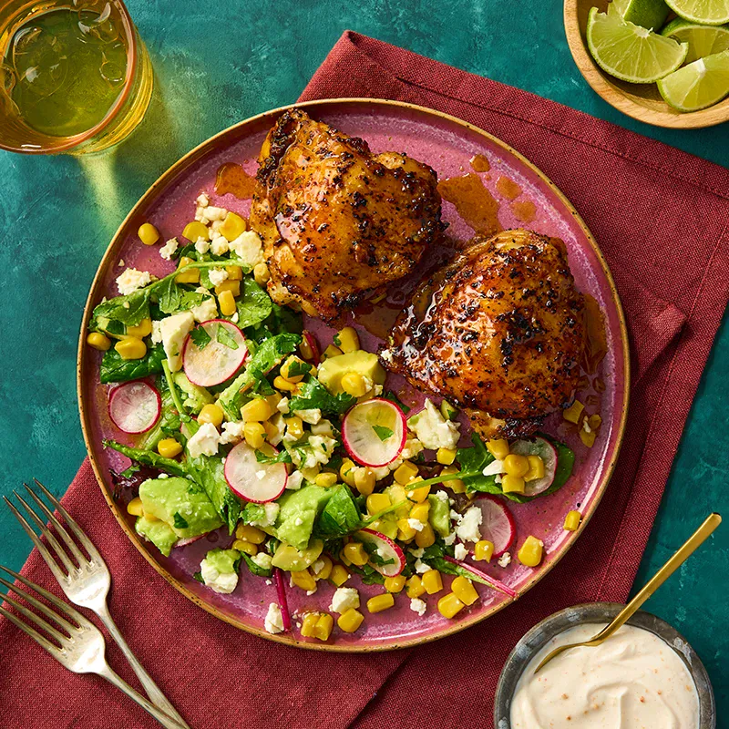 Cuisses de poulet croustillantes et salade de maïs et d’avocat