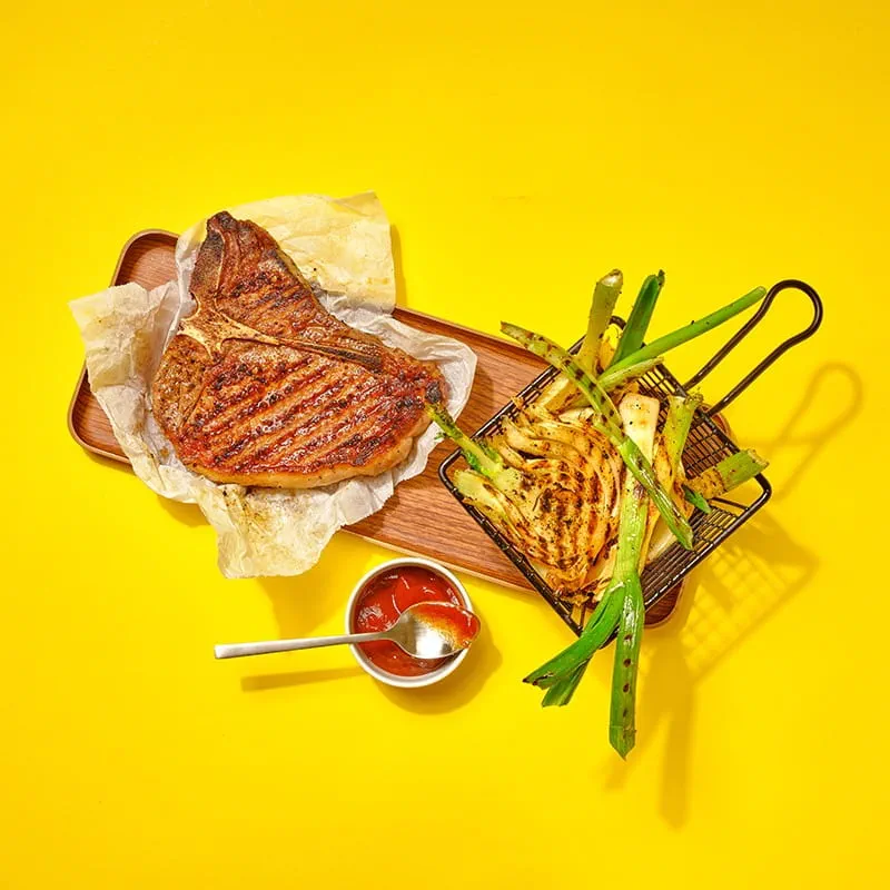 T-bone steak aux légumes grillés