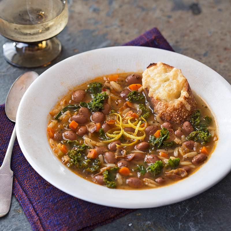 Borlotti-Bohnen-Suppe mit Salbei und Orzo-Nudeln