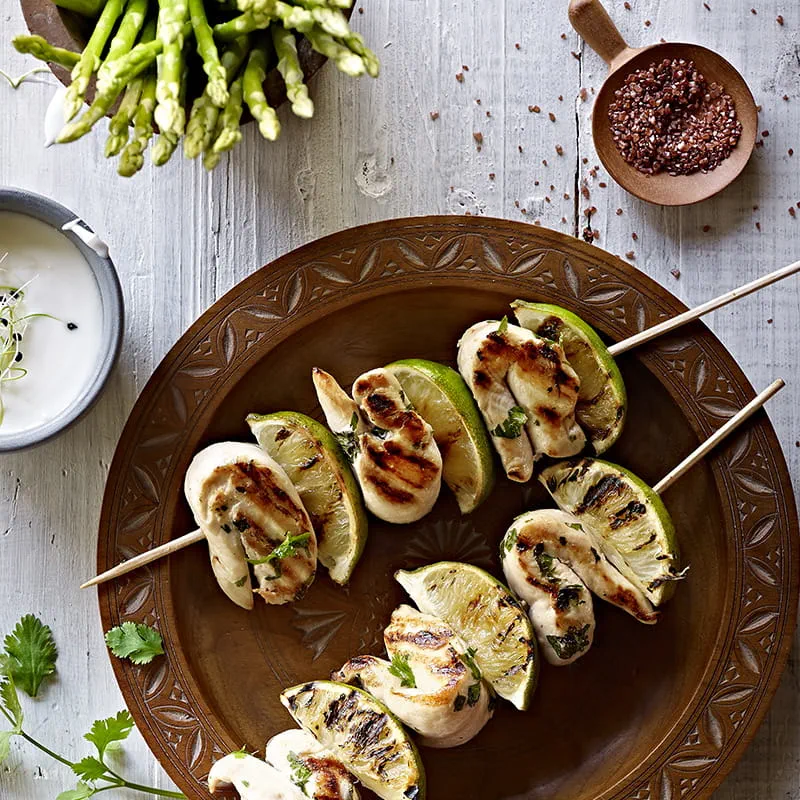 Pouletspiesse, dazu ein roher Mini Spargeln Dip mit Hawaii Salz