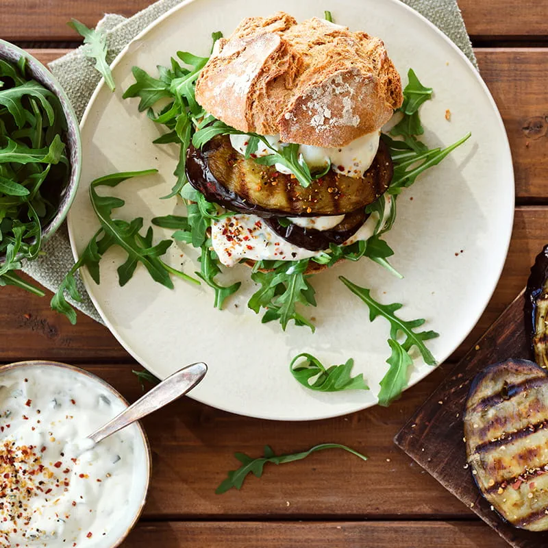 Hamburger d’aubergine épicé avec du tzatziki