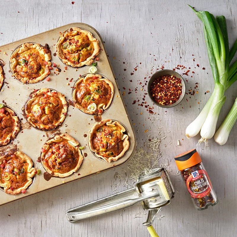 Muffins aux flocons de piment avec oignons de printemps et bacon