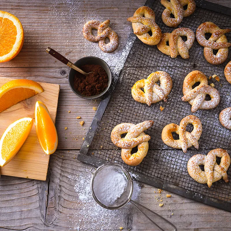 Petits bretzels aux oranges et aux épices