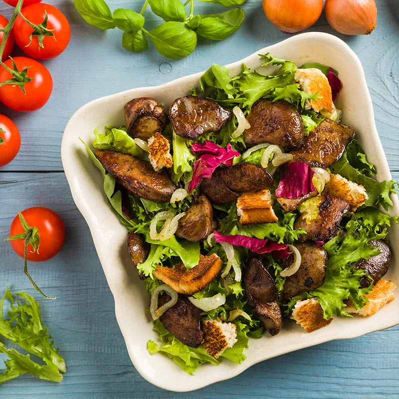 Salat mit Geflügelleber und Zimtäpfel