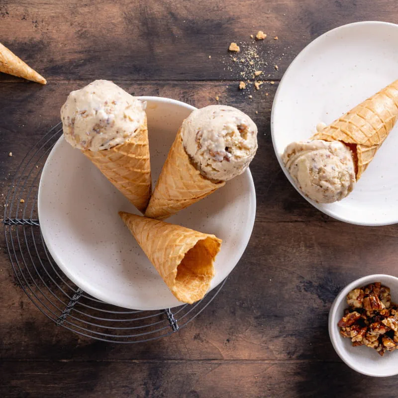 Vanille-Kardamom-Eis (mit Honig und gerösteten Pecannüssen)