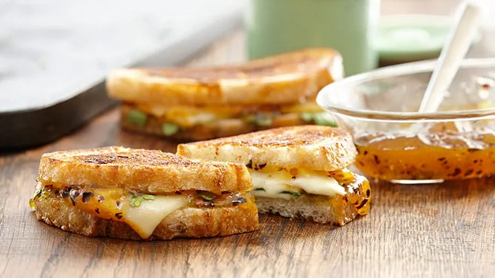 Sandwich au fromage fondant avec confiture de pêches au piment chipotle