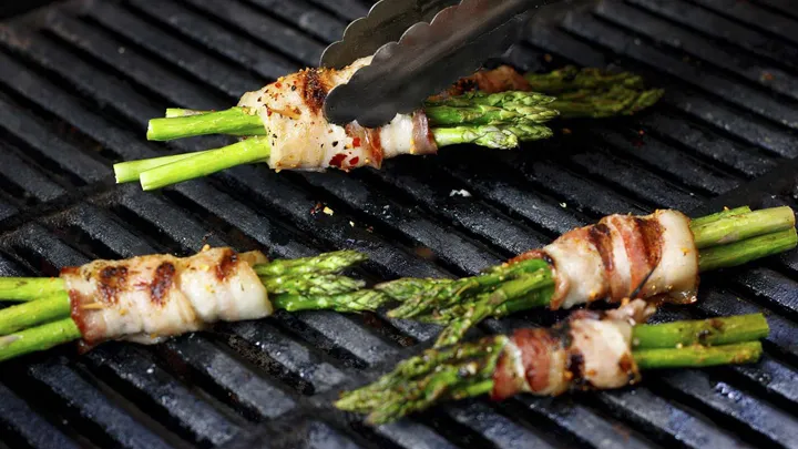 Asperges grillées enrobées de bacon