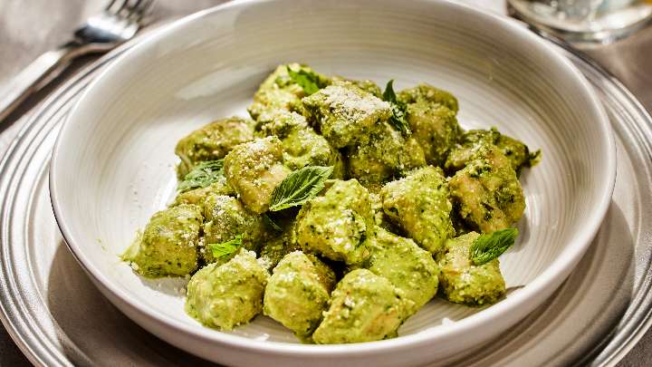 Gnocchi de pommes de terre au pesto acidulé | McCormick For Chefs®