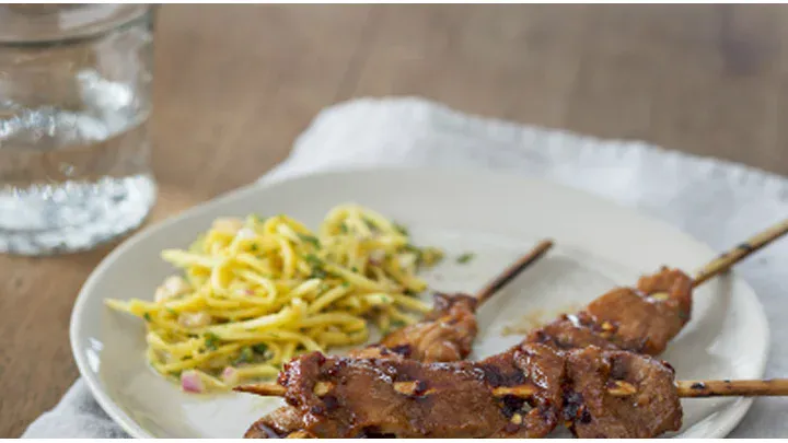 Brochettes_de_porc_Pinoy_salade_de_chou_aux_mangues_vertes