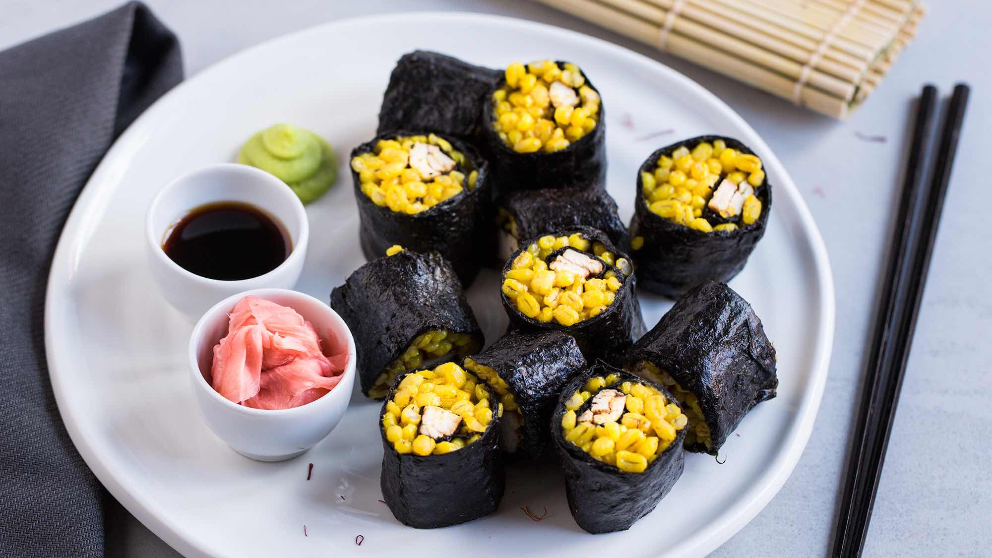 Maki z szafranowego pęczaku z grillowanym kurczakiem
