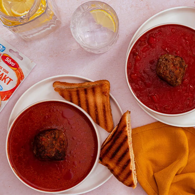 Klassieke tomatensoep met gehaktballetjes