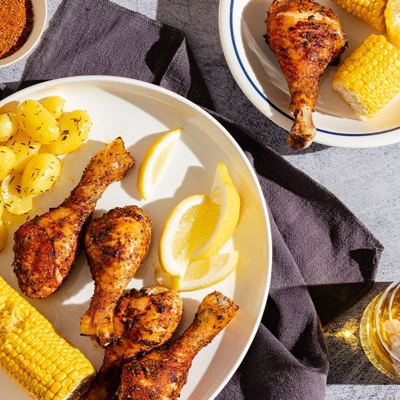 Kipdrumsticks met rozemarijnaardappels en maïskolven