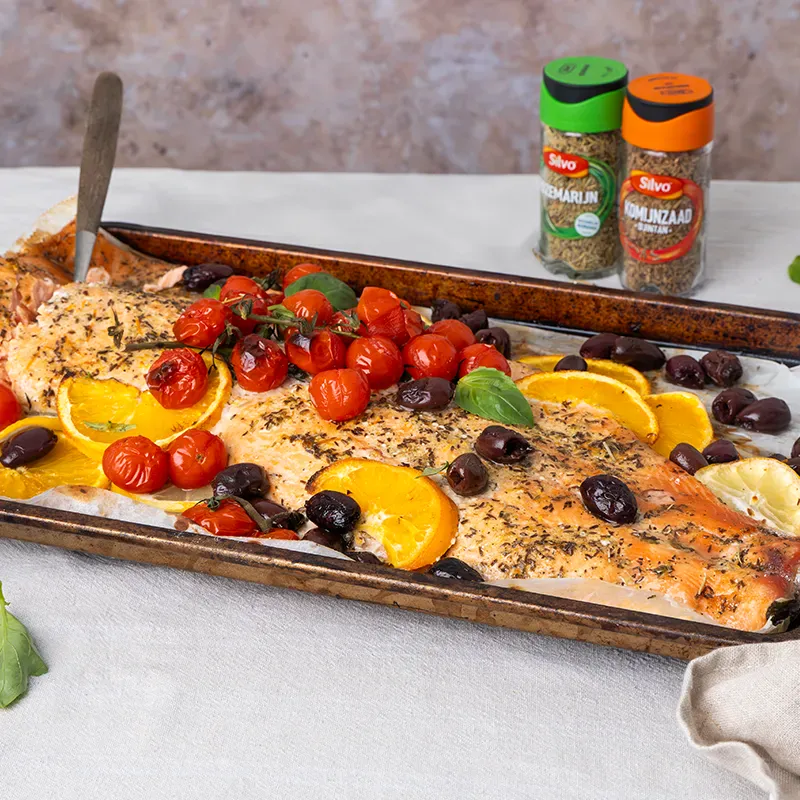 Gegrilde zalm met rozemarijn, komijn, cherrytomaatjes, citrus en olijven
