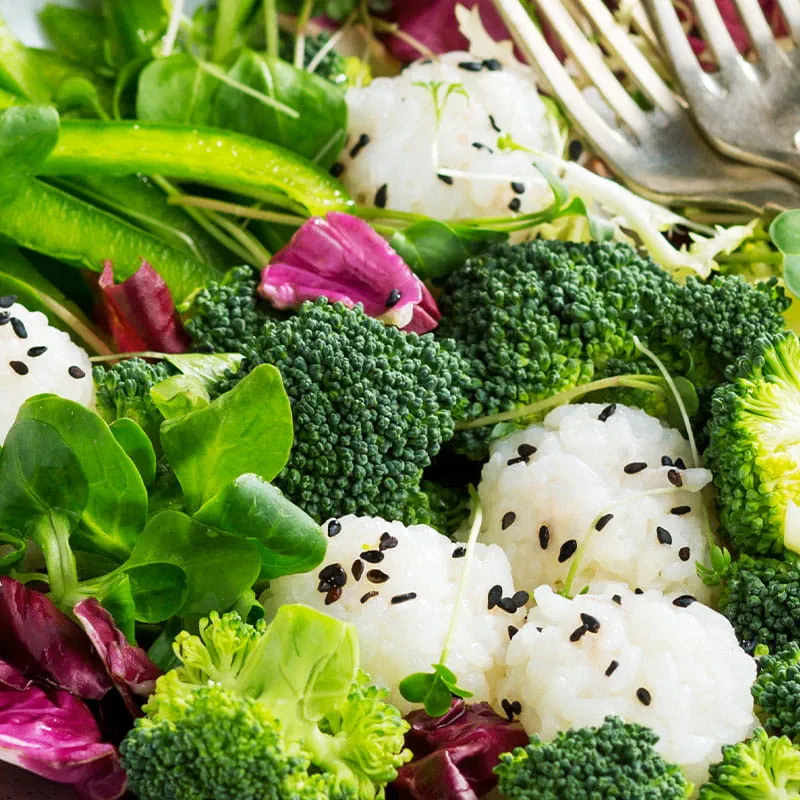 Zomerse salade met sushirijsballetjes