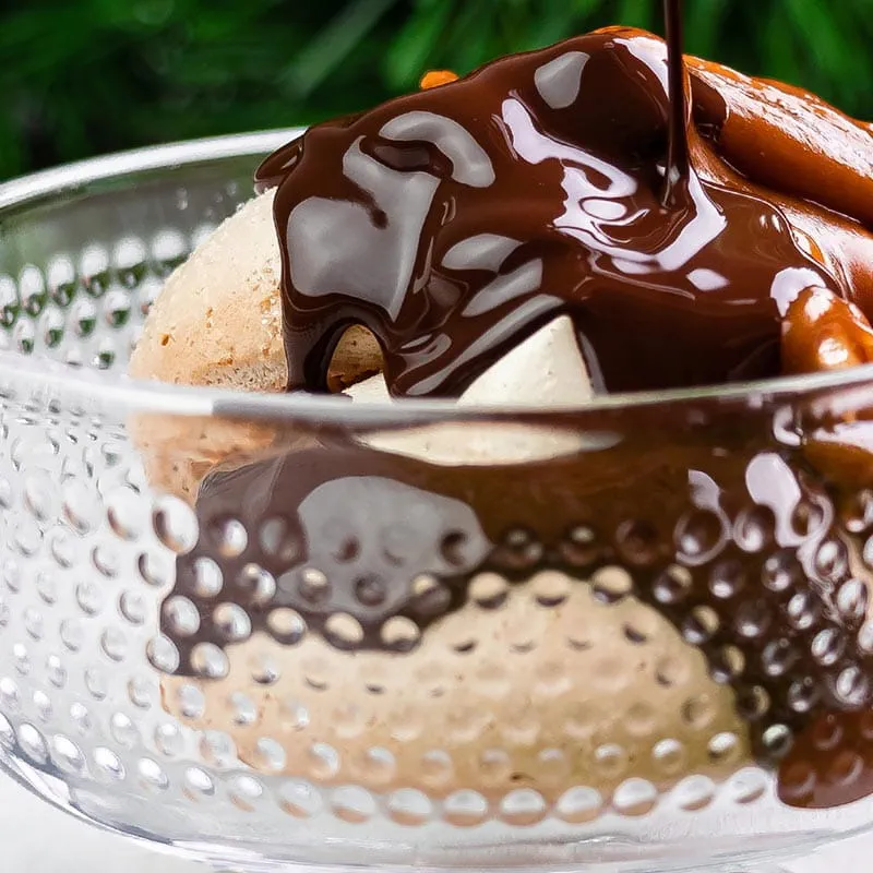 Pavlova met karamelsaus, hazelnoten en chocolade